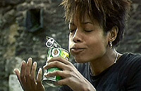 Selena [Naomie Harris], se délectant de fruits en conserve.