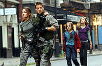 Les enfants en fuite sont protégés par l'habile soldat Doyle [Jeremy Renner].
