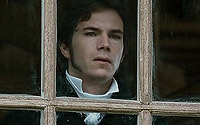 Le professeur de Betsy [James D'Arcy] à la fenêtre en train d'observer son élève.   Dans le film on semble insinuer que celui-ci a la jeune fille dans sa mire...
