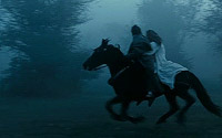 Le film comporte tout plein de belles ambiances brumeuses...
