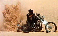 Les choppers, c'est pas fait pour aller dans le sable chef!