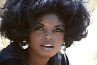 La "black babe" de service, Maggie Bembry, est un genre de mélange entre Diana Ross et Oprah Winfrey!