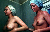 Deux lesbiennes sous la douche