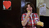 ...pis elle, elle aime les hot-dogs!