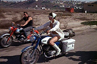 Promenade en moto en bikini.... Only in California!