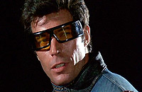 Mitch a tout un look de biker avec ses grosses lunettes carrées!