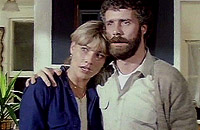 Les deux autres héros du film: Sandra [Janet Agren] et Gerry [Carlo De Mejo].