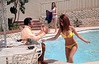 Casey Kasem et ses bimbos au bord de la piscine.