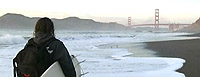 Ce surfer solitaire a les plages de la baie de San Francisco pour lui tout seul.... À Jamais!