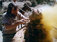 Le professeur Clemens injecte un tranquilisant au monstre qui boucane du sulphur, ou de quoi de même...