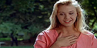 Cette jolie blonde est Tamara Glynn, la chaperon rouge qui verra son empaleur se faire empaler sous ses yeux... La belle sera quelques années plus tard l'une des cheerleaders des Cowboys de Dallas.