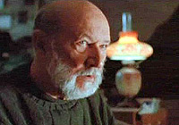 Le Dr. Loomis s'est fait refaire la face depuis le dernier film; ses horribles cicatrices dans la figure sont disparues!