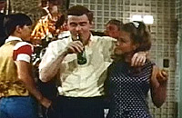 Kevin sombrant dans l'enfer de la consommation d'alcool... Jolie paire de seins Dana!