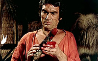 Ce que Jonais tient dans ses mains, c'est un genre de gros gode maculé de sang de cobra. Devinez donc ce qu'il va faire avec...