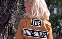 The Mini-Skirts est vraiment le nom de la bande des biker-pitounes; c'est écrit dans leur dos!