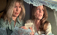 Les femmes de nos deux gringos: Loretta Swit [Alice] et Lara Parker [Kelly].  Un peu de café?