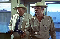 Le shérif et son inepte adjoint.