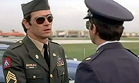 Johnny [Tommy Lee Jones] salue son officier et ami Charlie.