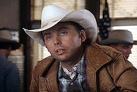 Le rancher Mac Brazel [Dwight Yoakam]