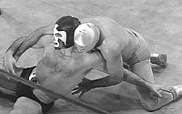 Santo à l'action dans le ring contre un martien ayant pris la place de son véritable adversaire.