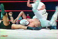 Santo à l'action dans le ring.