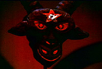 Voici "Satan", ou entoucas sa représentation dans le "temple" de nos cultistes.  Doit-on en déduire que Satan est une chèvre?