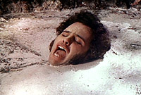 Cet imbécile de satanique est en train de se noyer dans du gruau... Heu je veux dire du sable mouvant!