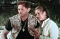 High Test [William P. Kelley] et Lucy [Bobbie Byers], son ex-old-lady tentant de le reconquérir.