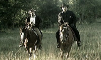 Deux acteurs pas à l'aise sur leur cheval, c'est de ça que ça a de l'air...