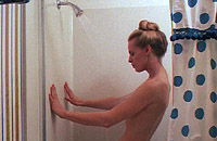 L'obligatoire scène de douche... Tous les films d'Howard Avedis semblent en avoir une...