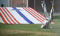 Notre héros pique une débarque monumentale à la fin de l'un de ses jumps.  Ces images sont de vraies images des vrais sauts de Knievel.