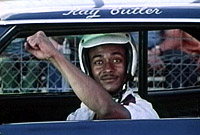 Comme c'est indiqué sur son bolide, voici Ray Butler, le premier black à courser dans la région. Il ne fera qu'une seule course.